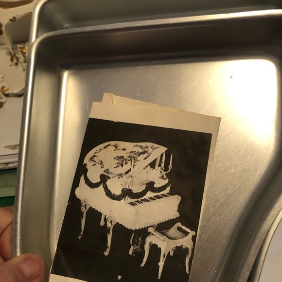 Vintage 1973 Wilton grand piano cake kit with two aluminum pans and candlesticks - Picture 2 of 12